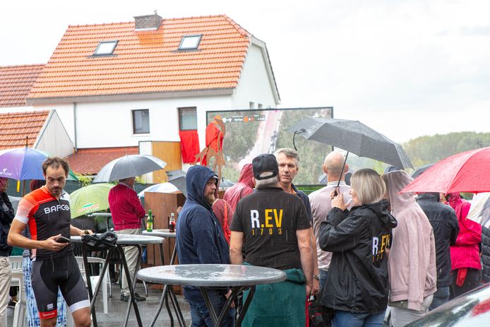 De supporters van Remco Evenepoel aan het supporterslokaal In De Rustberg in Schepdaal.