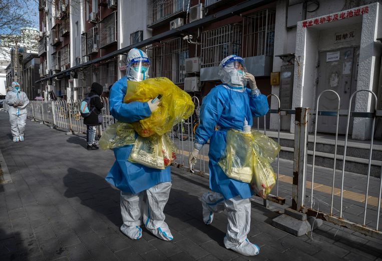 Gezondheidswerkers komen tests afnemen in een Pekingse wijk in lockdown. Beeld Getty Images