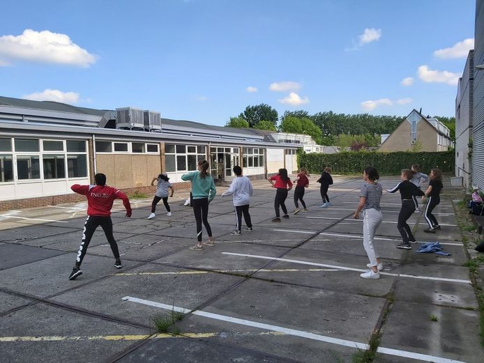 Buiten dansen bij Dansschool Wesseling aan de Buitenwatersloot.