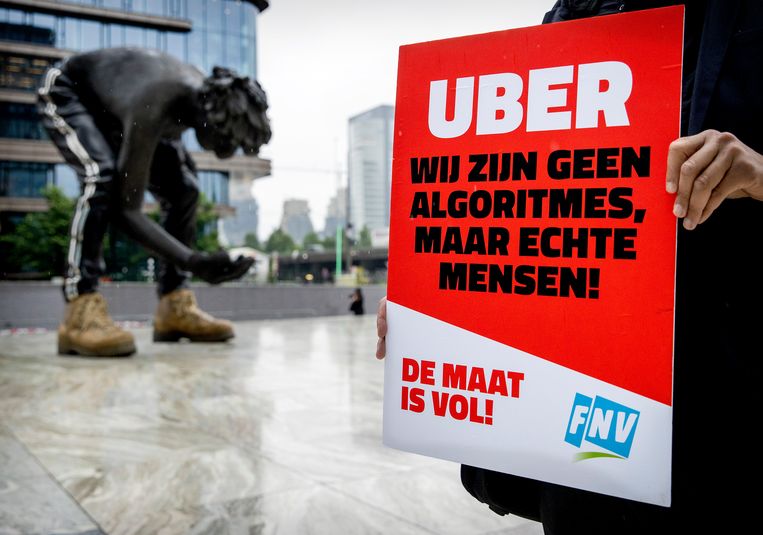Een taxichauffeur bij de rechtbank voor de zitting tussen FNV en Uber over de rechten van chauffeurs.  Beeld Hollandse Hoogte/ANP