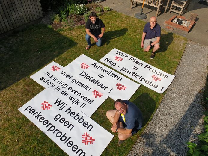De voorbereidingen voor de protestmars in wijk Zandberg in Breda zijn in volle gang. Rechtsboven Peter Elbertse, links Rico Bianchi en onder Jan-Volkert Meuldijk.