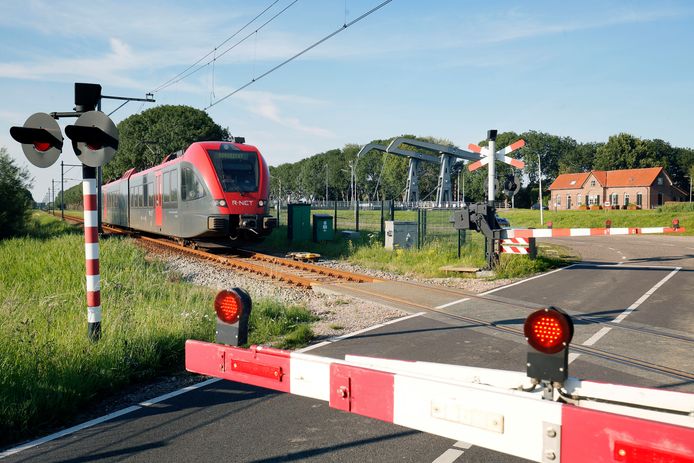 Het treinverkeer tussen Gorinchem en Leerdam ligt tot zondagavond laat stil. Passagiers van de MerwedeLingelijn worden per bus vervoerd.