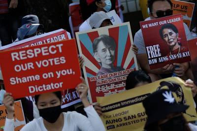 Mouvements de troupes, tirs sur des manifestants et journalistes arrêtés en Birmanie