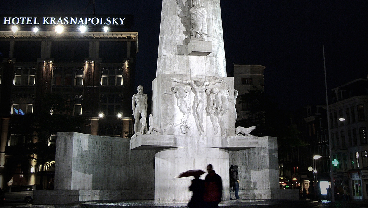 Monument op de Dam met op achtergrond Hotel Krasnapolsky. Beeld Joost van den Broek / de Volkskrant