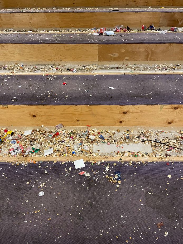Kilo’s oude popcorn en ander afval: dat is wat er vooral onder de stoelen ligt.