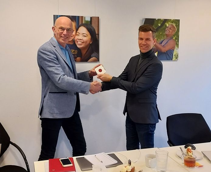 Ronald Kok van ontwikkelaar Scamander (links) overhandigt de eerste Behoefteknop aan Sander Klimstra van Avedan.