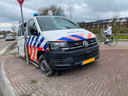 De politiebus die in Roosendaal werd gestolen. De achtervolging van de politieautodief eindigde in Gorinchem.