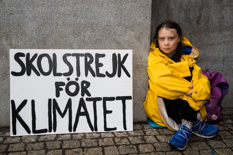De 15 jaar oude Greta Thunberg leidt een schoolstaking in Stockholm om Zweden bewust te maken van klimaatverandering.  Beeld 