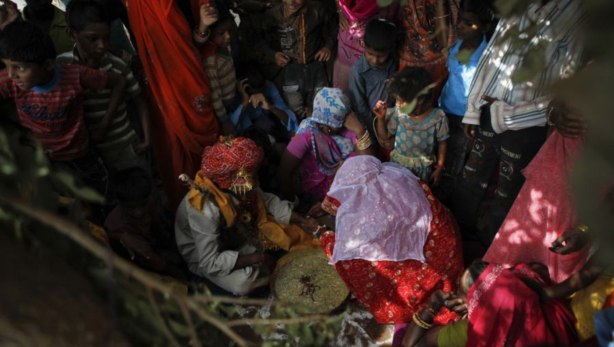 In het rood kindbruidje Krishna (11), eerder in India. Beeld reuters