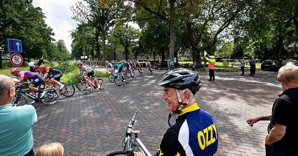 Doorkomst wielrenners Binckbank Tour verrast Helenaveen | De Peel - Eindhovens Dagblad