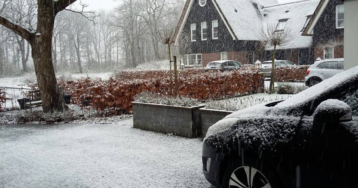 Natte sneeuw, maar ook opklaringen in Horst aan de Maas in de avond