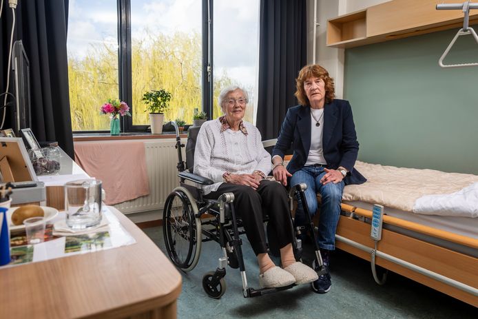 De 96-jarige Francien Bouwmeester in haar kamer. Rechts haar dochter Nel.