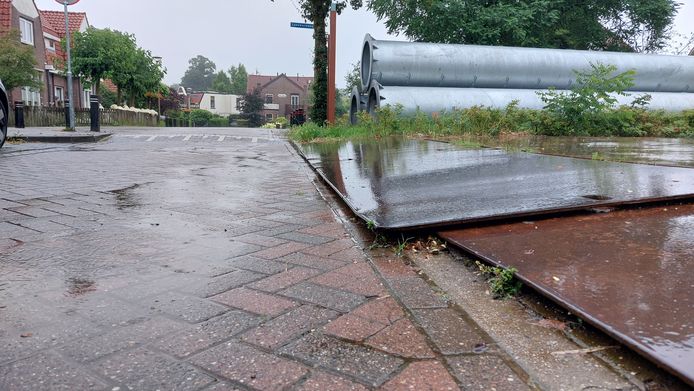 Eén rijplaat steeks als een struikelblok nét over het Vierdaagseparcours. Op de acchtergrond de buizen voor een zendmast die al maandenlang op het terrein liggen.