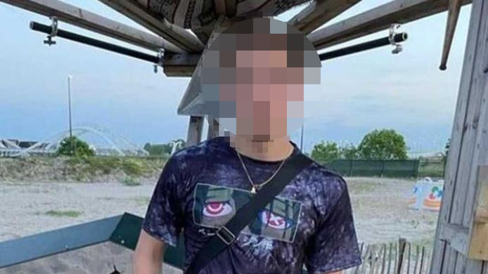 L'olandese di 21 anni è ricercato dalla polizia italiana dopo aver pugnalato a morte suo padre e un amico di famiglia.