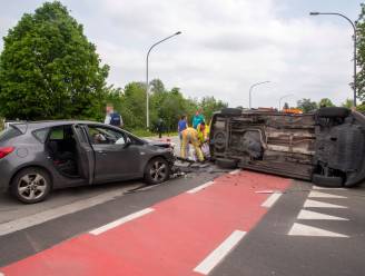 Wagen met vrouw en drie kinderen belandt op zijkant na aanrijding
