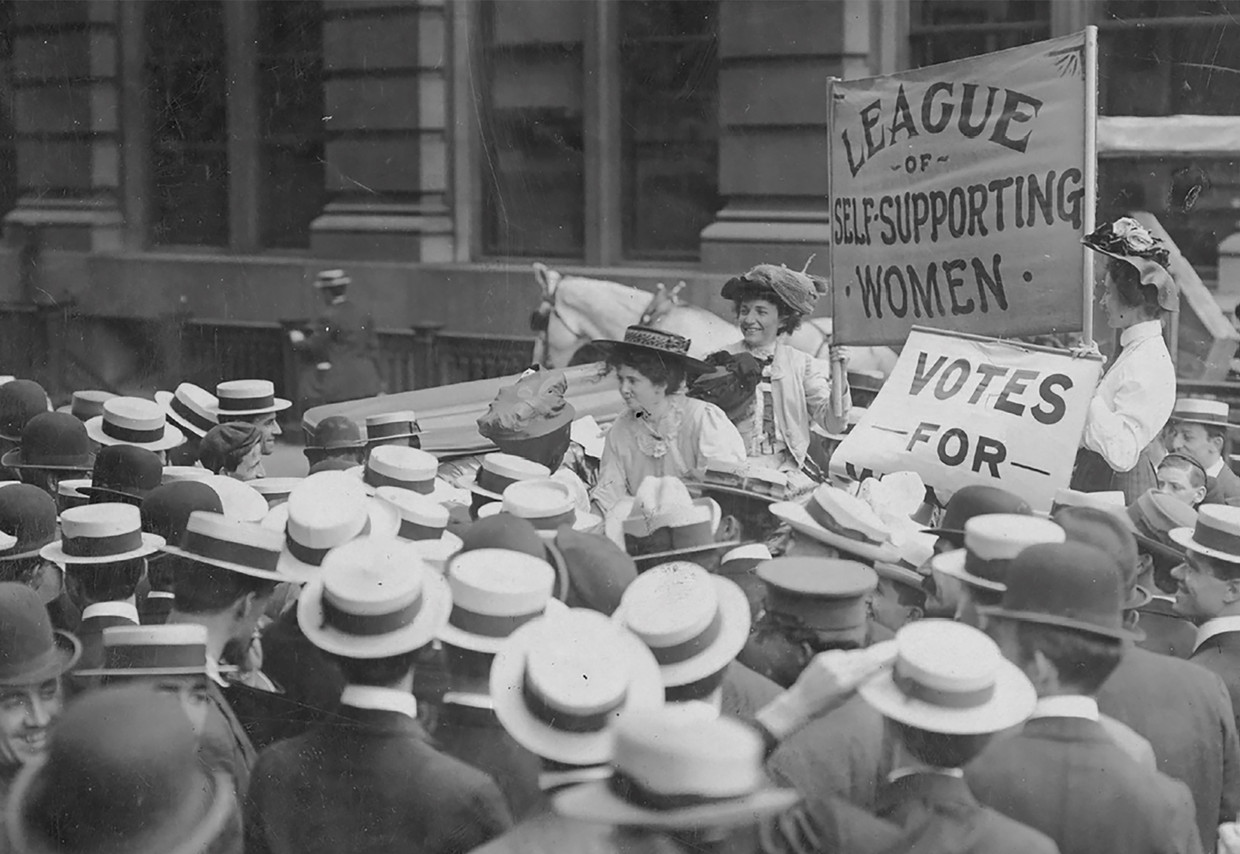 Rose Schneiderman (vooroverleunend) voert campagne voor vrouwenkiesrecht in de jaren tien van de twintigste eeuw.