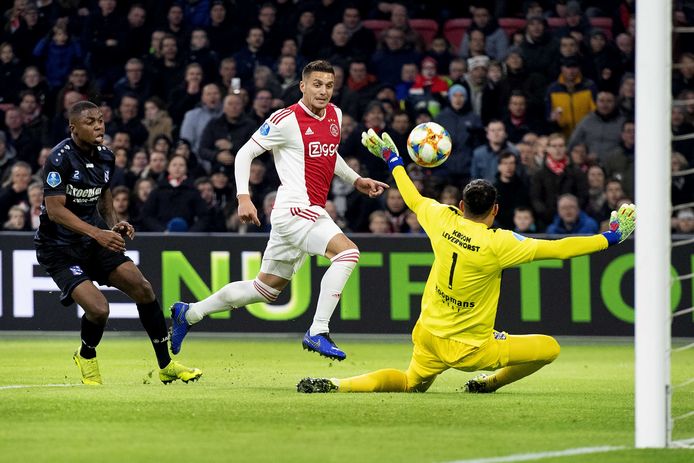 Dusan Tadic van Ajax scoort de 2-1. keeper Warner Hahn van Heerenveen is verslagen.