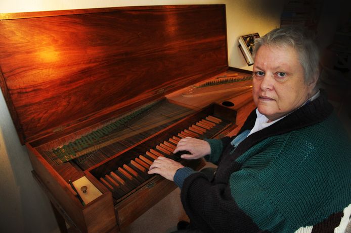 Martine van Buytene aan het klavichord.