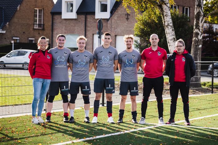 De volledige mannenploeg van KBC Sint-Michiels in eerste nationale met vlnr: T2 Nathalie Lievens, Jonathan D'hoore, Siebe Timmerman, Jason Devooght, Hannes Timmerman, Robin Grieve en T1 Paul Vanheerentals. Foto Bart Rosseel / RV