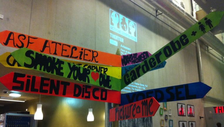 De wegwijzerpaal op het Amsterdams Studenten Festival. Beeld Carmen Dorlo