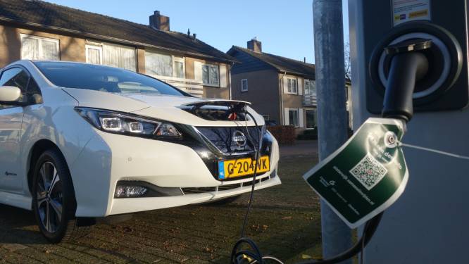 Vier elektrische Nissans staan in Oisterwijk te lonken: Samen Slim Rijden heeft meer automobilisten nodig