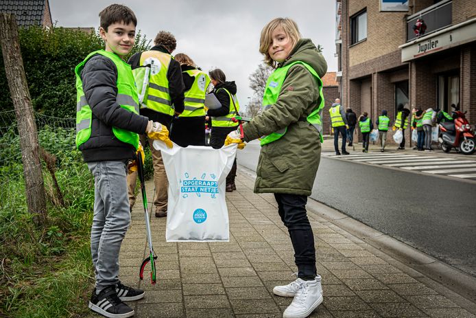 De tienjarige Bas (rechts op de foto) met zijn klas op zwerfvuiltocht.