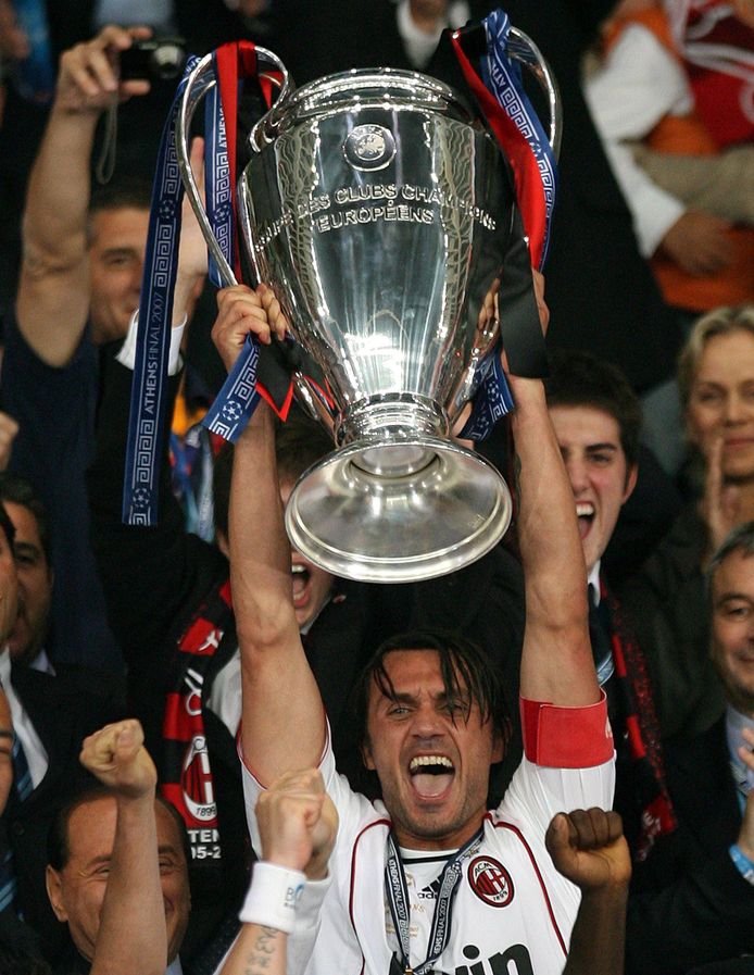 Paolo Maldini steekt de CL-trofee in de lucht in 2007.
