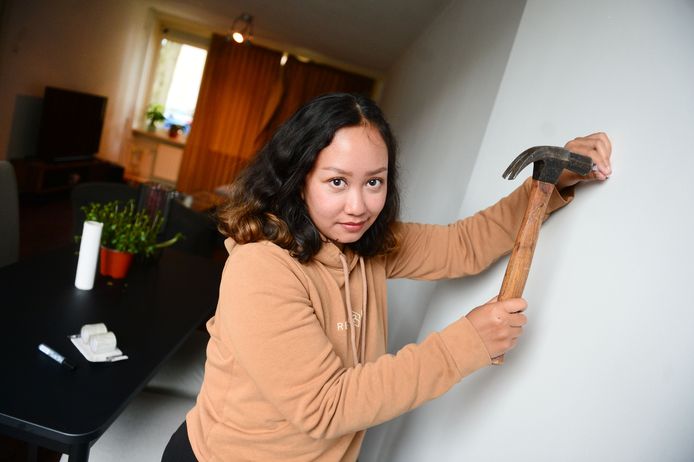 Nadhila Savira vertelt dat de Universiteit Twente en de gemeente Enschede de kamernood over zichzelf hebben afgeroepen.