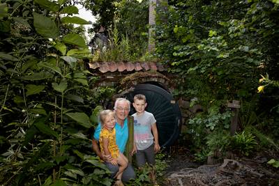 Bijzondere bouwsels in een tuin in Sterksel