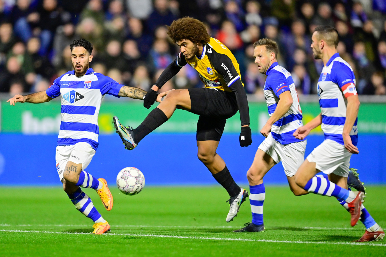 Lamine Diaby-Fadiga mist een grote kans voor FC Eindhoven: hij raakt de bal bij een 2-1 achterstand totaal verkeerd.