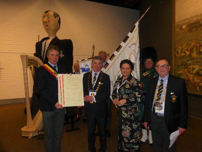 Burgemeester Jan Vermeulen, graaf Henry t' Kint de Roodenbeke, stoetenbouwer Karen Steyaert en Danny De Vetter van de schuttersgilde bij de reus Juan II van Leerne.