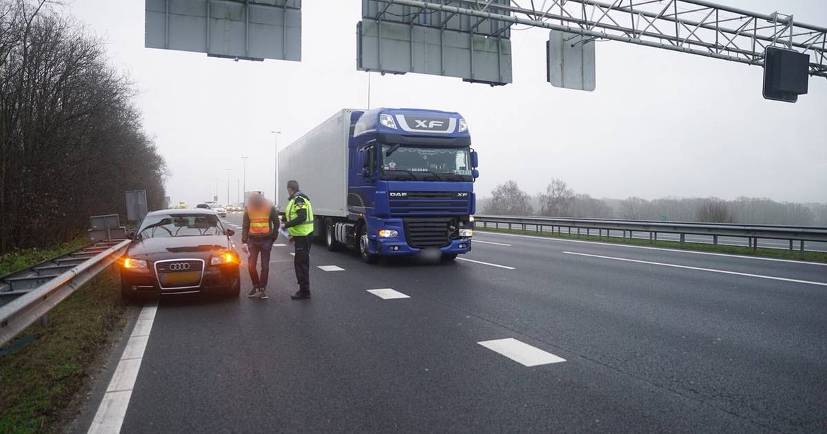 Lange file door ongeluk op A1 bij Deventer.