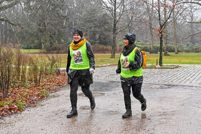 De 48-jarige Nicole is eerder dit jaar overleden aan het coronavirus, ze gaf les op de Montessorischool. Ter nagedachtenis aan haar en om geld op te halen voor 3FM rennen er nu mensen een rondje door het gebied. (Foto: vnlr Gitta Matthijssen en Maud Koopmans)