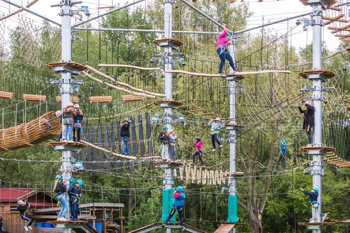 Scouts mochten vrijdag, meteen na de opening, al het nieuwe klimpark van Adventure Valley testen.