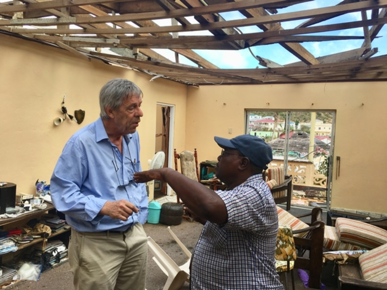 Civiel technicus Marinus Pool (links) in gesprek met Persival Duggans in diens verwoeste huis. Beeld Kees Broere