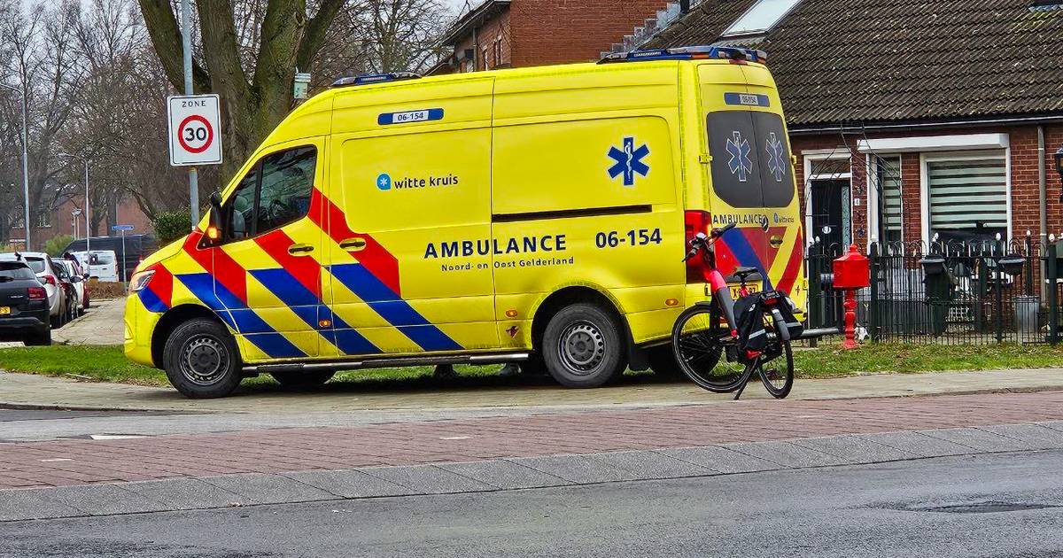 Fietsster raakt gewond door ongeluk met auto, vermoedelijk door een voorrangsfout.