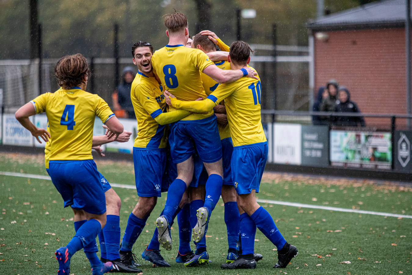 Vreugde bij RKVVO nadat er gescoord is in de met 5-1 gewonnen wedstrijd tegen Hapert.
