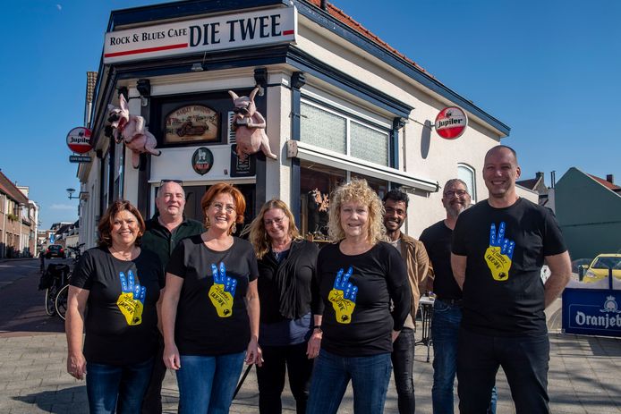 20220311 - BERGEN OP ZOOM - Pix4Profs/Tonny Presser -  Horeca ondernemers in Bergen op Zoom heeft T-shirts laten drukken voor OekraÃ¯ne, een hand die het vredesteken maakt met daarop de tekst Make Love not War en daaronder een krab. Opbrengst geheel voor Giro555.