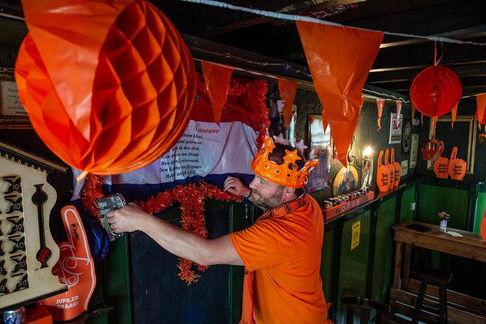 In de dorpen in de omgeving staan de lichten allang op groen voor Oranje. Speciaalbiercafé De Veerkes in Moergestel kleurt deze dagen vanbinnen oranje. ,,We hebben altijd fanatiek meegedaan", zegt Marc Rijnen.