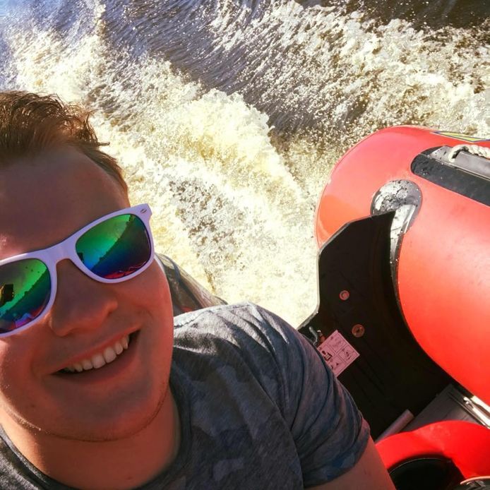 Tom Nijenhuis blijft achter in Den Ham, terwijl zijn vrienden op vakantie gaan naar Malta. 'Dit is balen'.