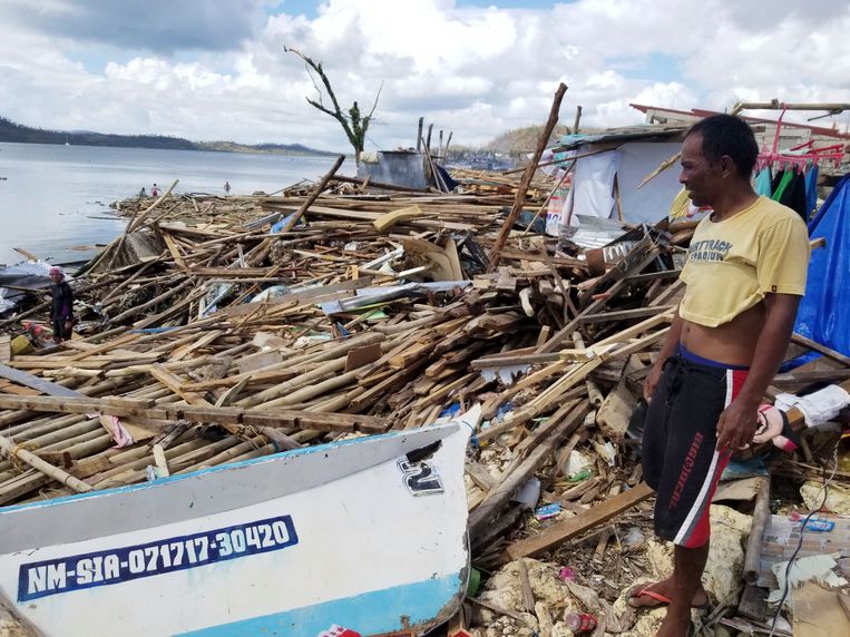 Een inwoners kijkt naar de schade die een tropische storm aanrichtte in december vorig jaar op het eiland Siargao, in het zuiden van de Filippijnen. Beeld AP