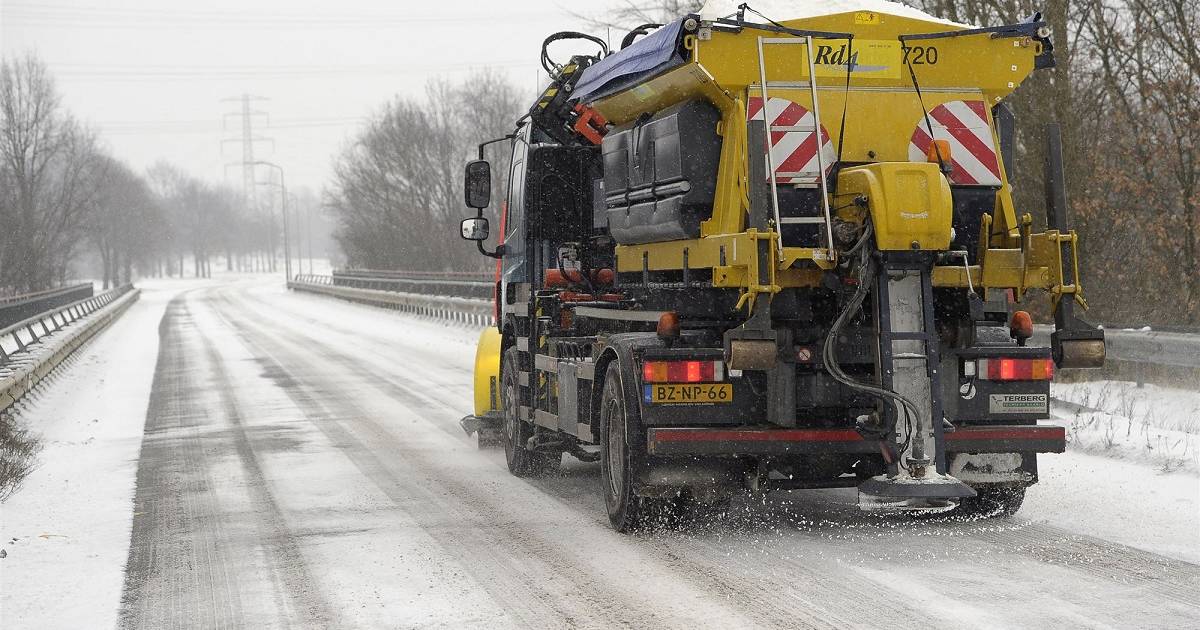Nederland ontwaakt na vlokdown: code geel voor gladheid provincies oostgrens, meerdere ongelukken.