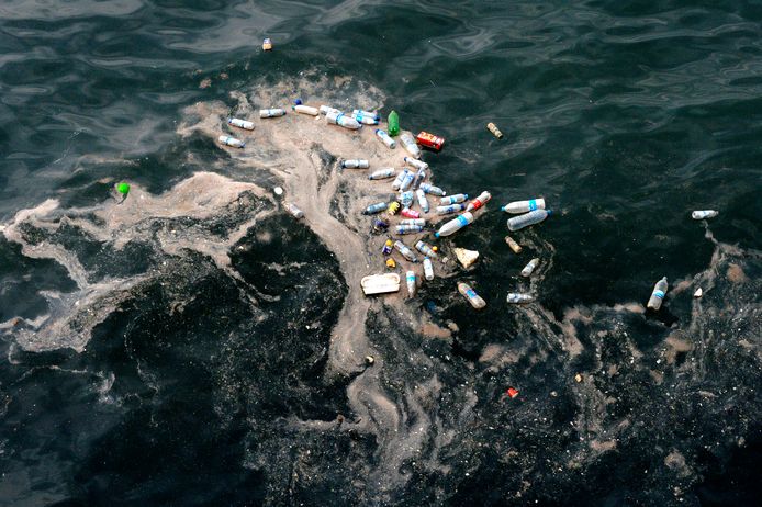 Plasticafval in de Middellandse Zee.