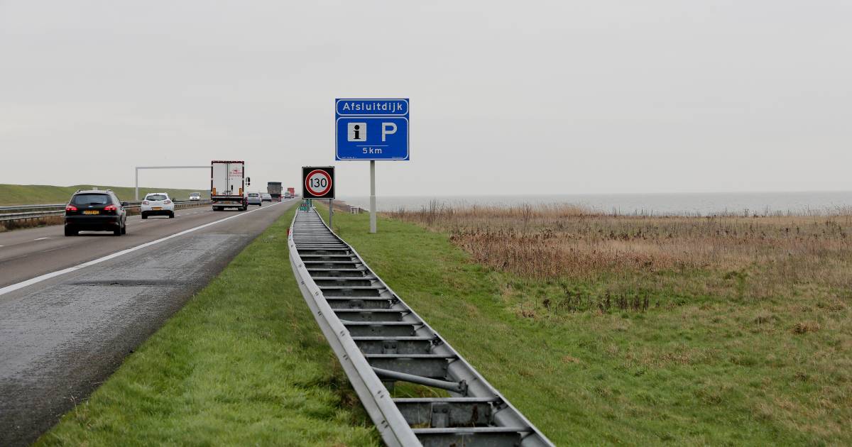 Afsluitdijk in beide richtingen dicht na dodelijk ongeluk met vrachtwagen.