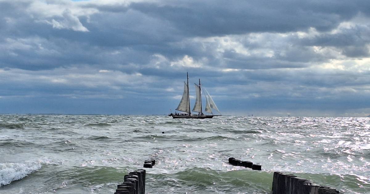 MIJN FOTO | Woelige baren en wolkenluchten
