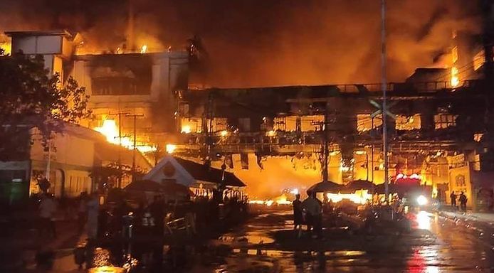 Een grote uitslaande brand legde het Grand Diamond City hotel-casino in Poipet, aan de grens met Thailand, in de as.