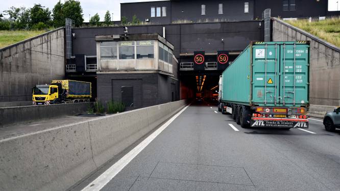 Ongeval in Kennedytunnel richting Gent: rechterrijstrook versperd