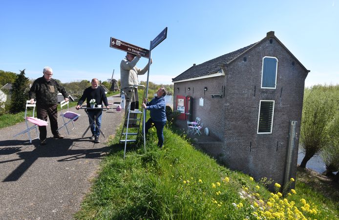 Jeroen Snelten, Harrie de Koning, Hans Piek en Rien Bouman werken aan een terrasje en bewegwijzering om  bezoekers te ontvangen in museum de Oersprong in Waardenburg