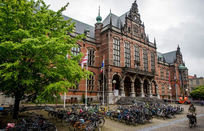 Exterieur van de Rijksuniversiteit Groningen. Het bef=treft hier niet het pad waar het pakketje is aangetroffen.