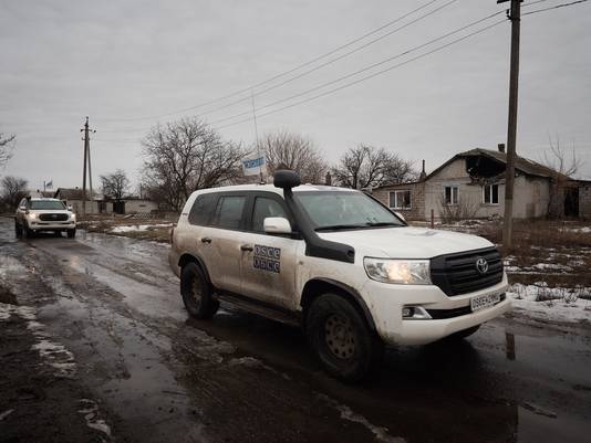 Een patrouillewagen van de OVSE in Nevelske, Oekraïne.
